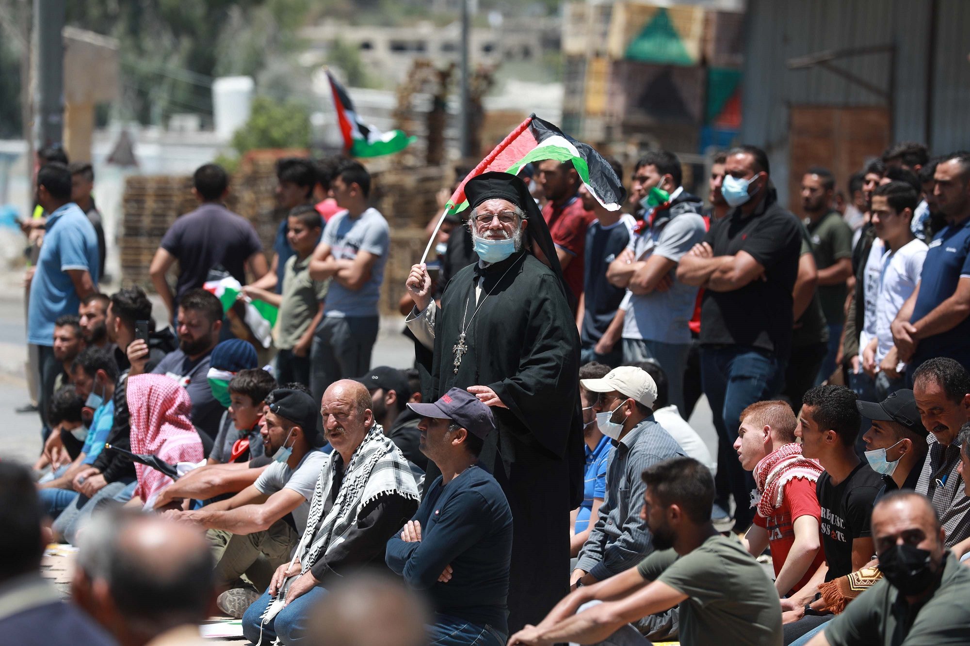 فلسطينيون يقيمون صلاة الجمعة على أراضيهم المهددة بالمصادرة بنابلس.. وإصابات في مواجهات مع جيش الاحتلال