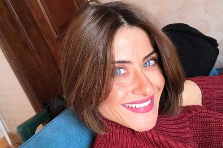 هيدي كرم تنفعل بسبب ردود الأفعال على فيديو يجمعها بابنها الشاب وتصف منتقديها بـ”المرضى والمتخلفين”