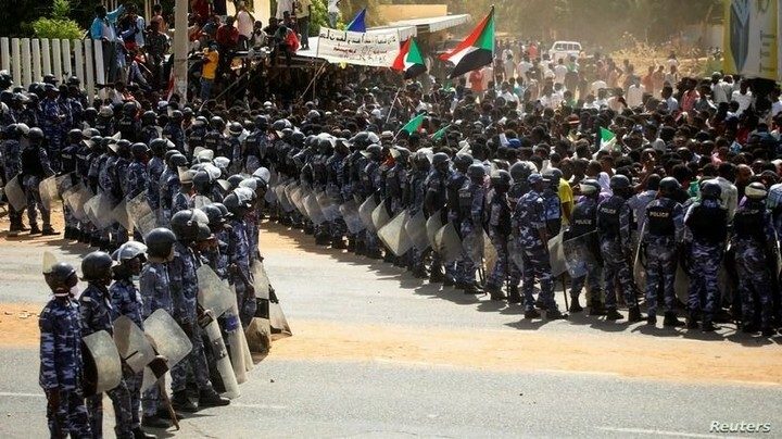السودان يشهد احتجاجاً شرطياً واسعاً للمطالبة بتحسين الرواتب.. هتفوا ضد وزير الداخلية وهددوا بالإضراب (فيديو)