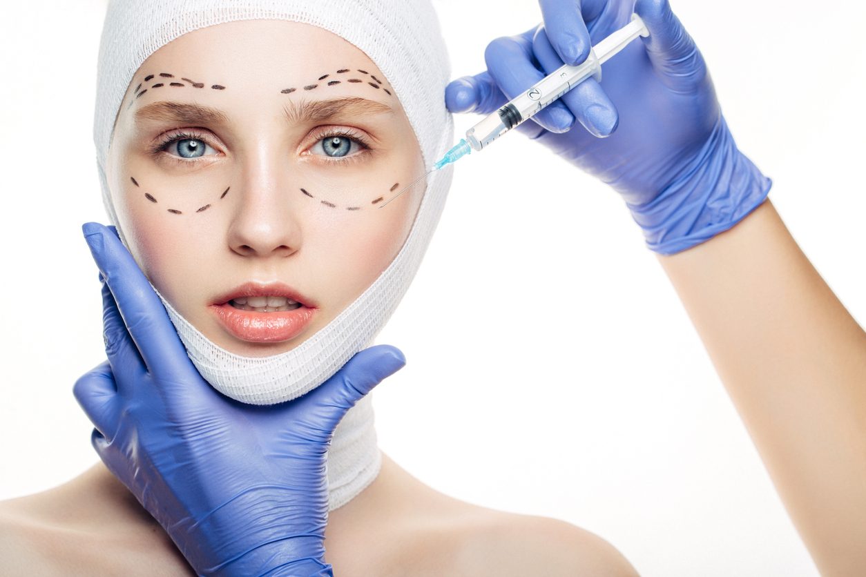 تعديل شكل الأذن لتشبه الجنّيات وتغيير لون العينين.. 6 عمليات تجميل “مجنونة” لم تسمع بها