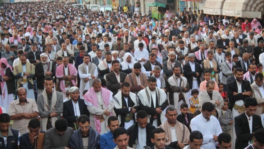 اليمنيون متمسِّكون بفرحة العيد رغم جرح المعارك وأوجاع الأزمة.. أجواء خاصة في العام السابع من الحرب