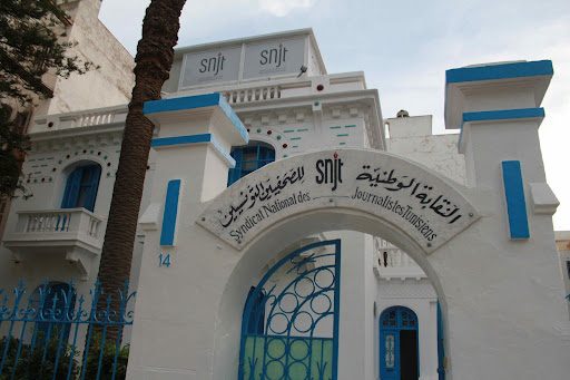 نقابة الصحفيين بتونس تنتقد بشدة اقتحام مقر “الجزيرة” وتدعو الرئيس للتدخل “فوراً لحماية حرية الصحافة”