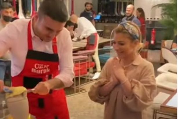 أصالة تظهر في مقطع فيديو مع الطباخ “بوراك” بدبي.. بدت سعيدة بعد أن انتقدته بشدة سابقاً