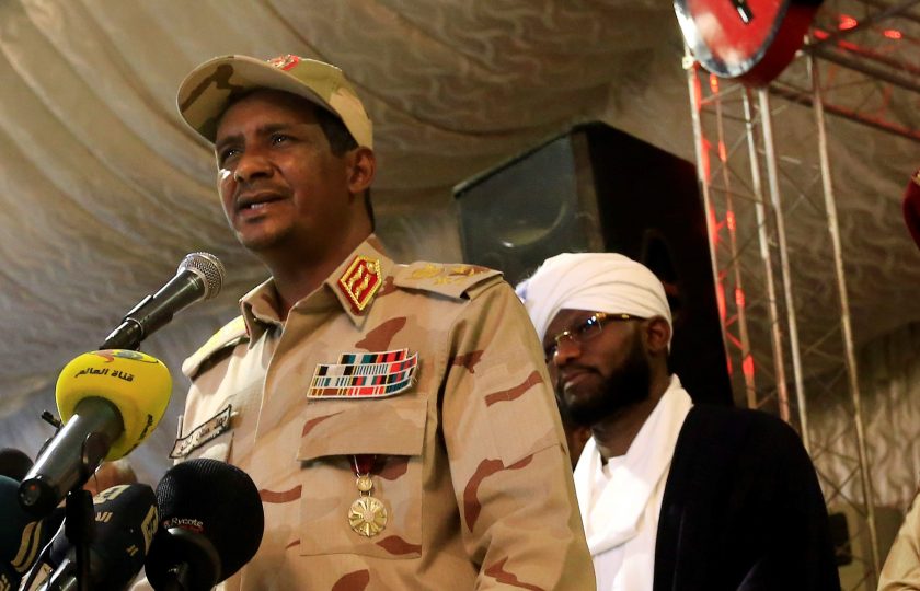 أمير حرب وجنرال وشيوعي سابق يتنافسون على قيادة السودان، فهل يستطيعون تحويله إلى الديمقراطية؟