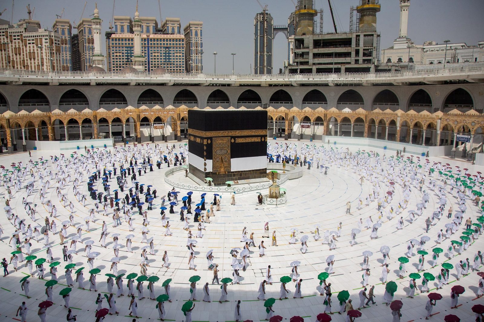 الحجاج يتوافدون إلى مكة