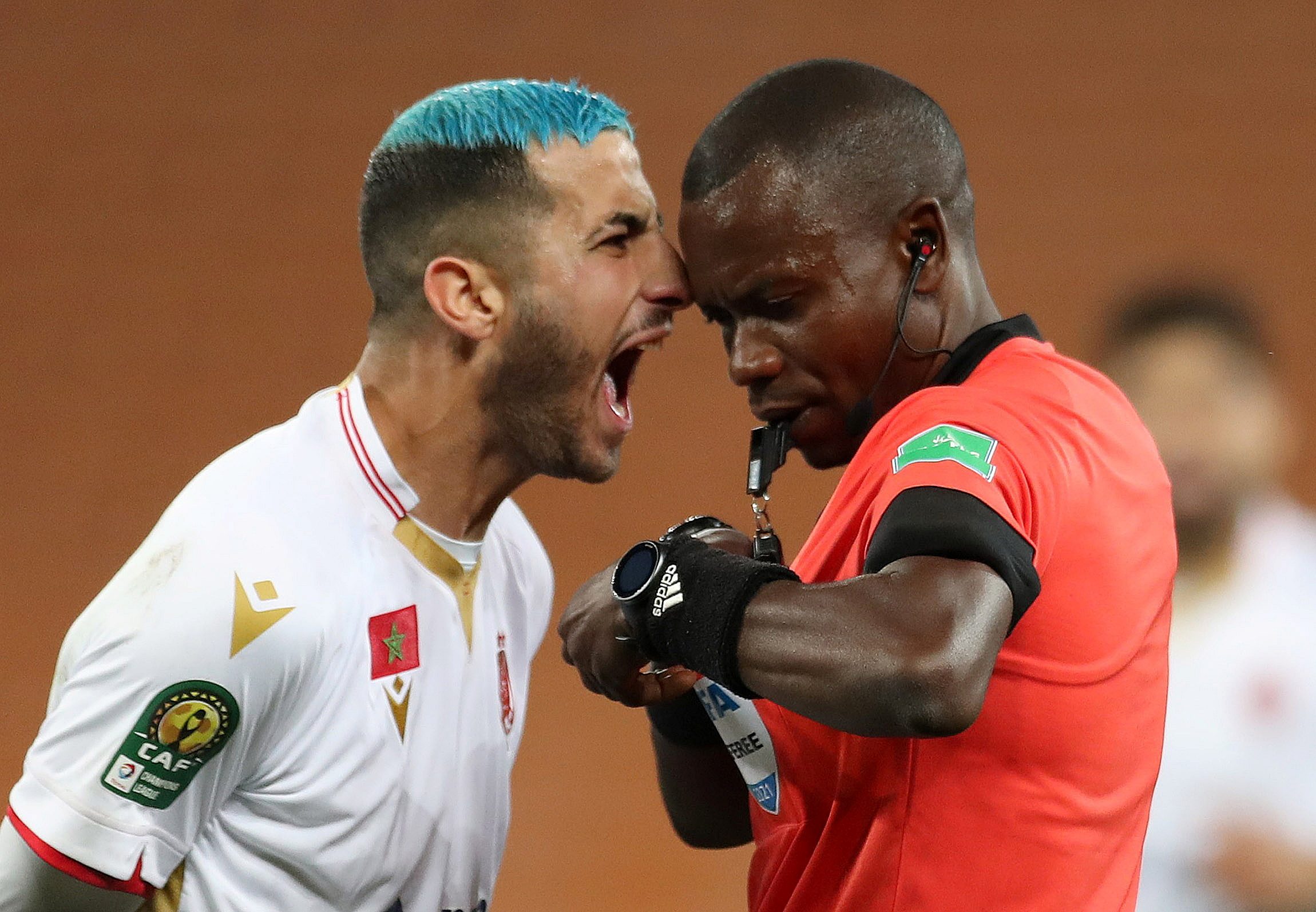حكم نطح لاعب