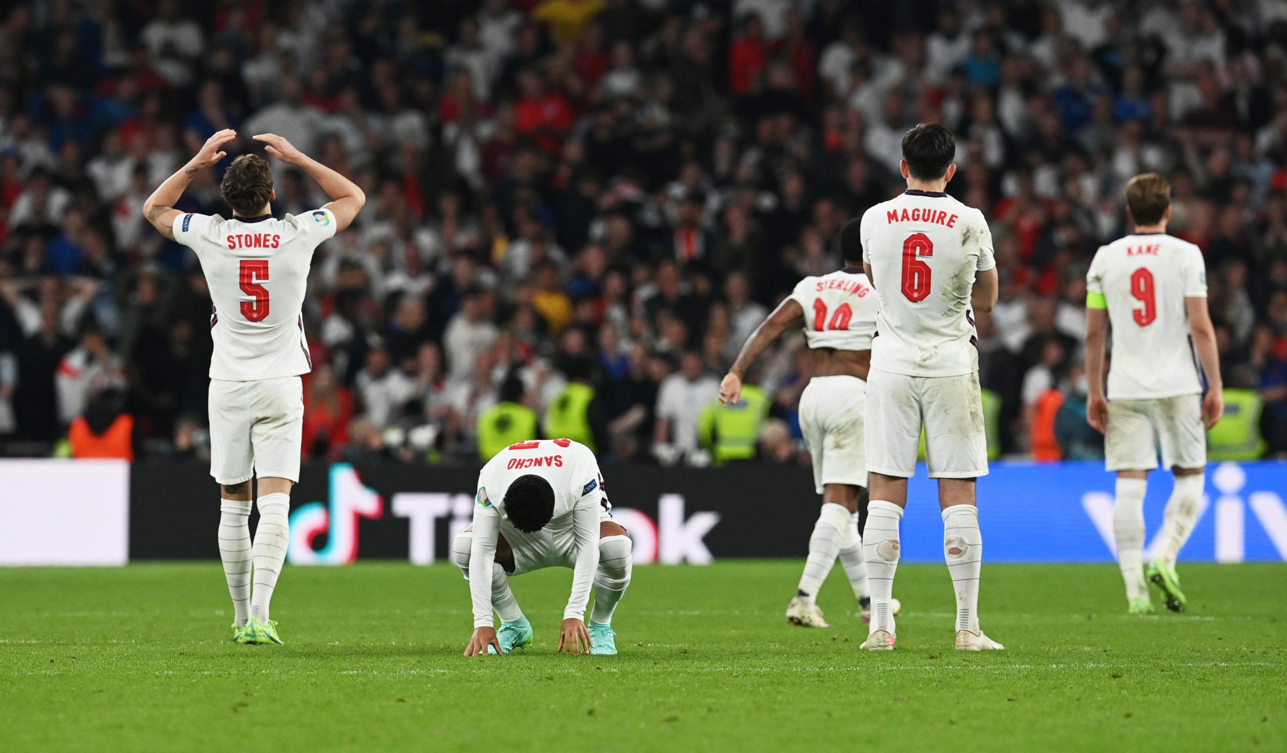 كاد أن يموت اختناقاً.. لاعب منتخب إنجلترا يؤكد إصابة والده خلال نهائي “يورو 2020”