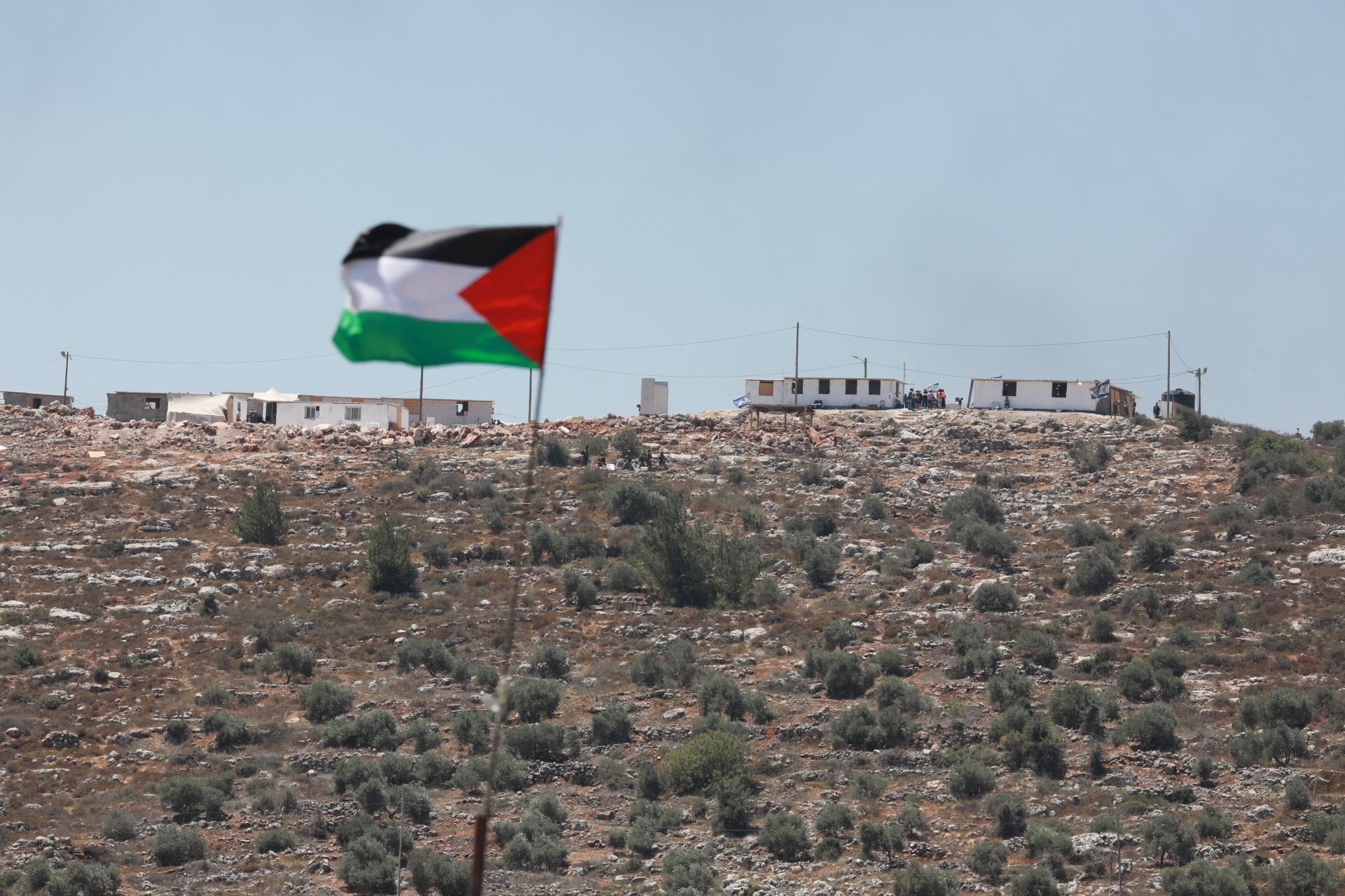 إسرائيل تقرر إخلاء المستوطنين من “جبل صبيح” وإقامة مدرسة دينية عسكرية عليه.. والفلسطينيون يرفضون
