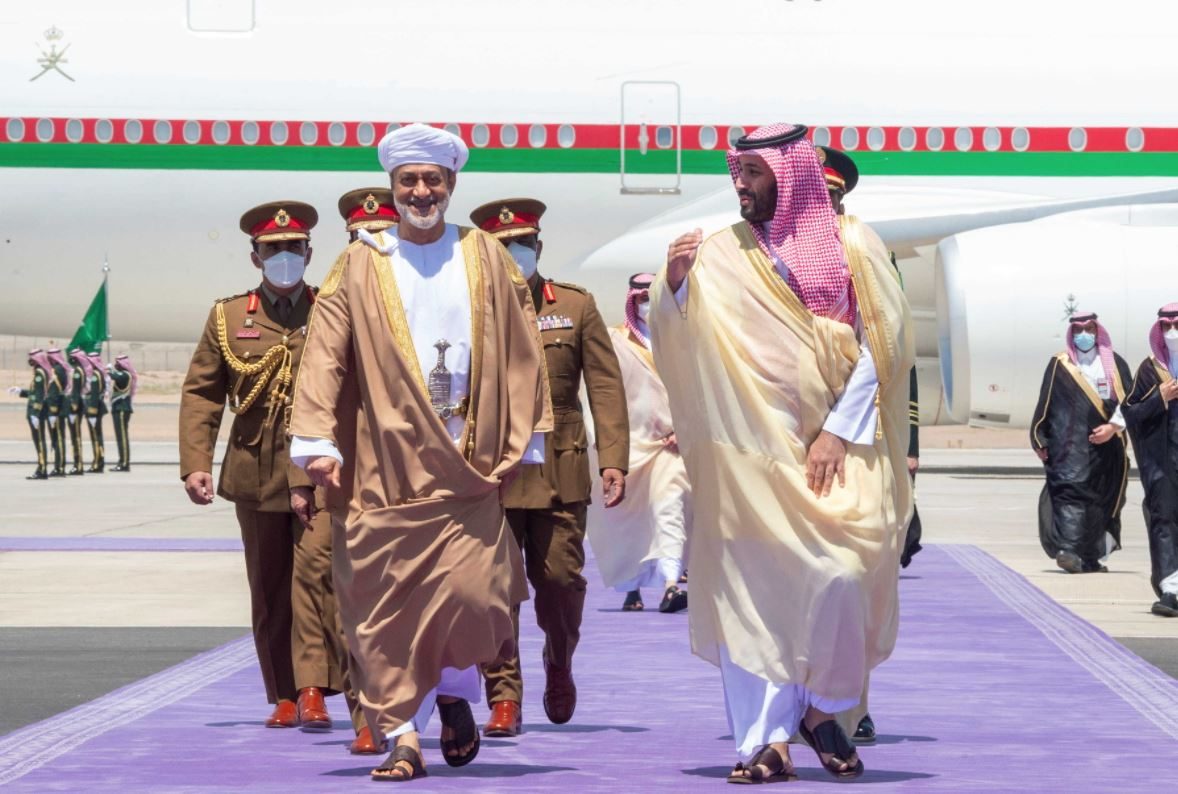 بعد سنوات من التوتر.. ما الذي يدفع السعودية وسلطنة عُمان للتقارب الآن؟