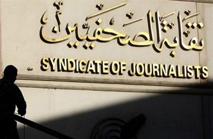 رقيب من جهة سيادية.. رجل خفي بكل صحيفة حكومية مصرية، يجلس بغرفة مظللة، ويراقب كل ما ينشر