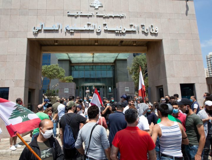 المنظومة التعليمية في لبنان على شفا الانهيار.. المعلمون يغادرون البلاد مع اشتداد الأزمة الاقتصادية