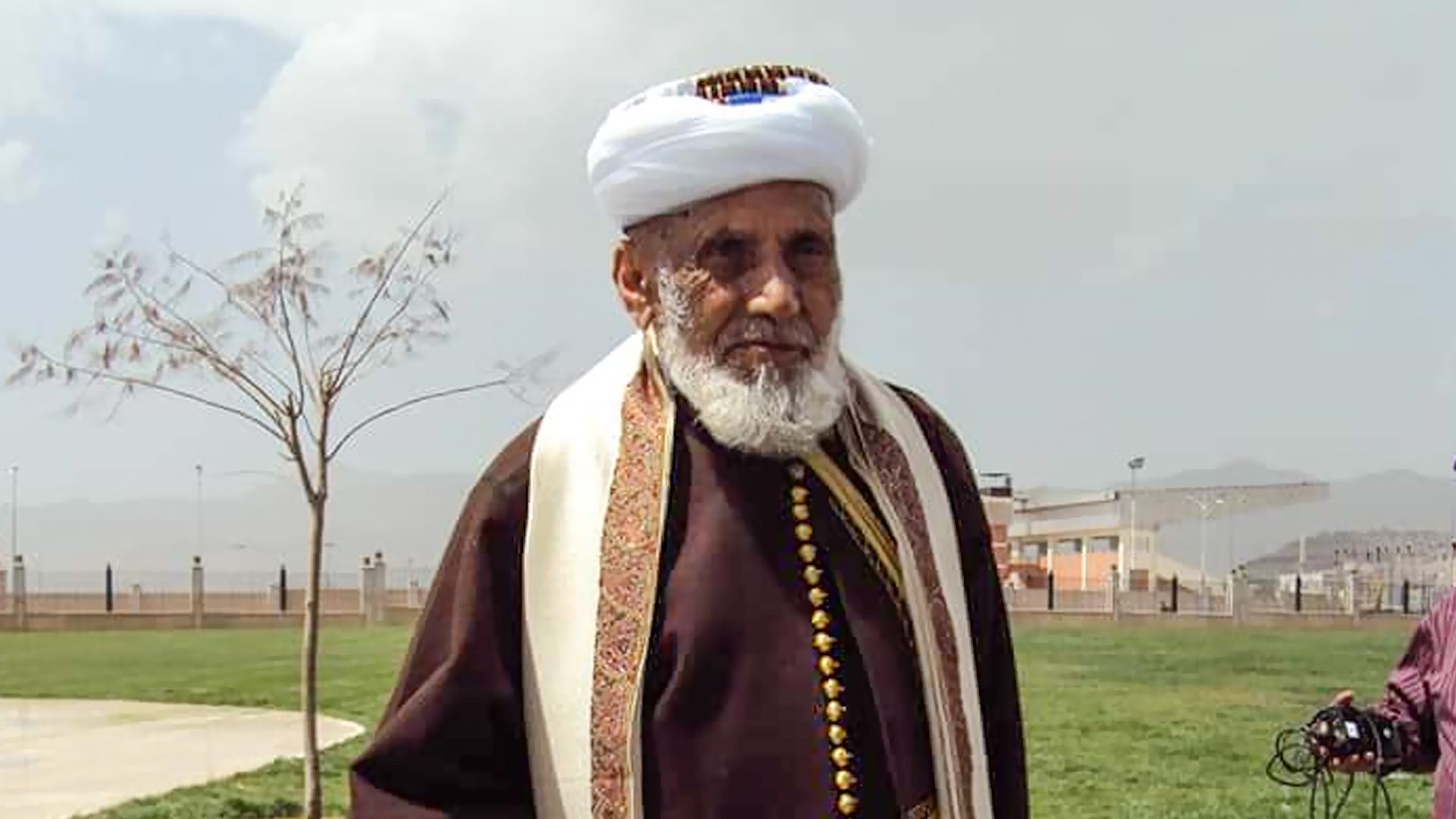 رحيل القاضي محمد العمراني عن عمر يناهز 99 عاماً.. فيديو لجنازة حاشدة لكبير علماء اليمن ومفتيها السابق