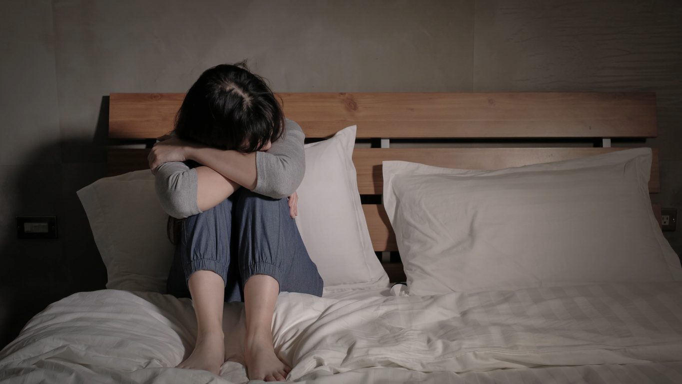 أسباب مشكلة الاكتئاب الليلي ولعاجه
