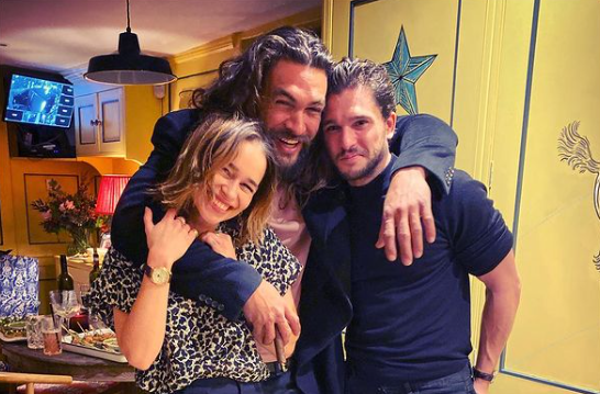 نجما مسلسل Game of Thrones إميليا كلارك و”موموا” يحتفلان بلقائهما مجدداً بعد فراق طويل بسبب الجائحة