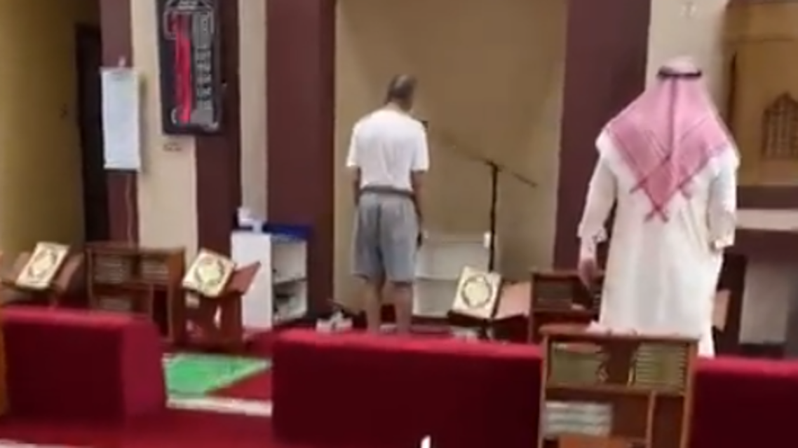 واقعة “مؤذن الشورت” تثير جدلاً واسعاً في الكويت.. السلطات أوقفته مؤقتاً وأحالته للتحقيق (فيديو)