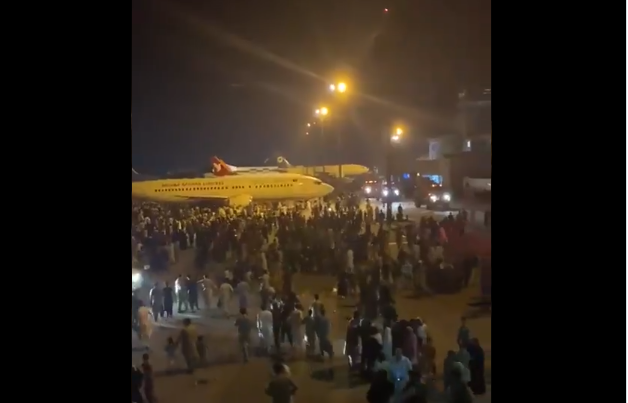 فوضى عارمة بمطار كابول بعد إعلان طالبان السيطرة على العاصمة.. الآلاف اقتحموه لمغادرة البلاد (فيديو)