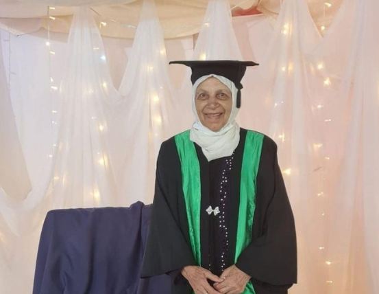 “أُم سهيل” تصنع الحدث بفلسطين.. حققت حلم التخرج في الجامعة وهي بالـ85 من عمرها (صورة)