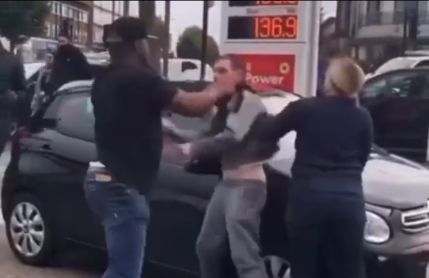 فوضى عارمة أمام محطات الوقود في بريطانيا.. سرقات واشتباكات عنيفة بالأيدي والسكاكين (فيديو)