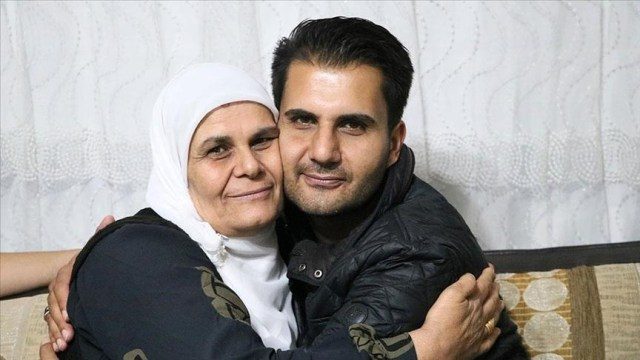 لقاء مؤثر بين أم وابنها بعد 33 عاماً من الفراق.. تخلى عنه والده أمام مسجد وتبنته عائلة ألمانية (فيديو)