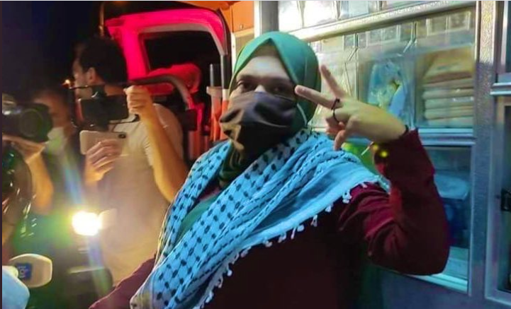 مشاهد مؤثرة بعد الإفراج عن الأسيرة الفلسطينية الحامل في شهرها التاسع.. الأسيرات ودَّعنها في السجن بالتكبير (فيديو)