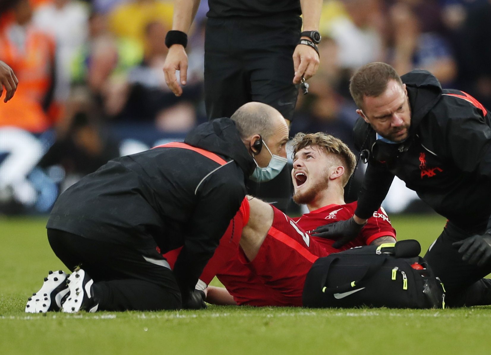 إليوت لاعب ليفربول خلال إصابته (رويترز)