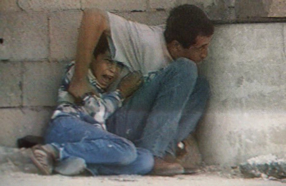 الطفل محمد الدرة محتمياً خلف والده من رصاص قوات الاحتلال الإسرائيلي 30 سبتمبر/أيلول 2000/ مواقع التواصل الاجتماعي