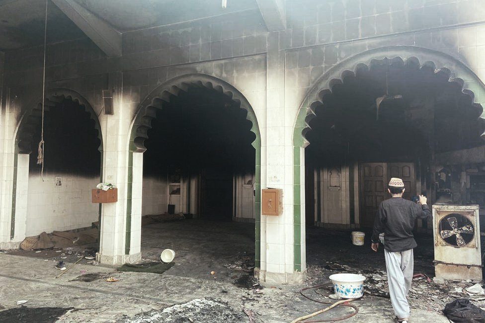 منازل المسلمين ومساجدهم تُحرق لأيام متواصلة دون تدخل السلطات.. ماذا يحدث بولاية تريبورا الهندية؟