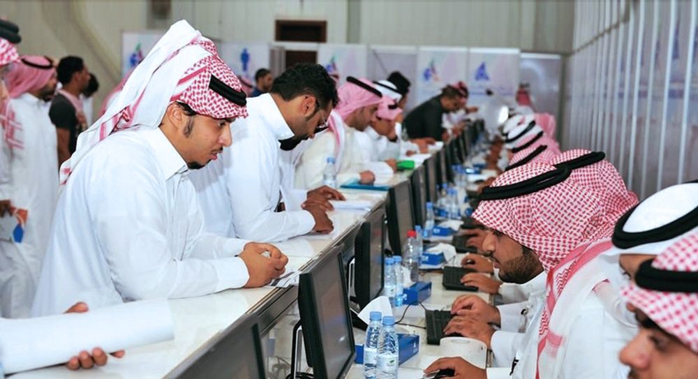 مواطنوها لا يريدون التخلي عن رفاهية العمل الحكومي.. لماذا فشلت دول الخليج بالتحول نحو التوظيف بالقطاع الخاص؟
