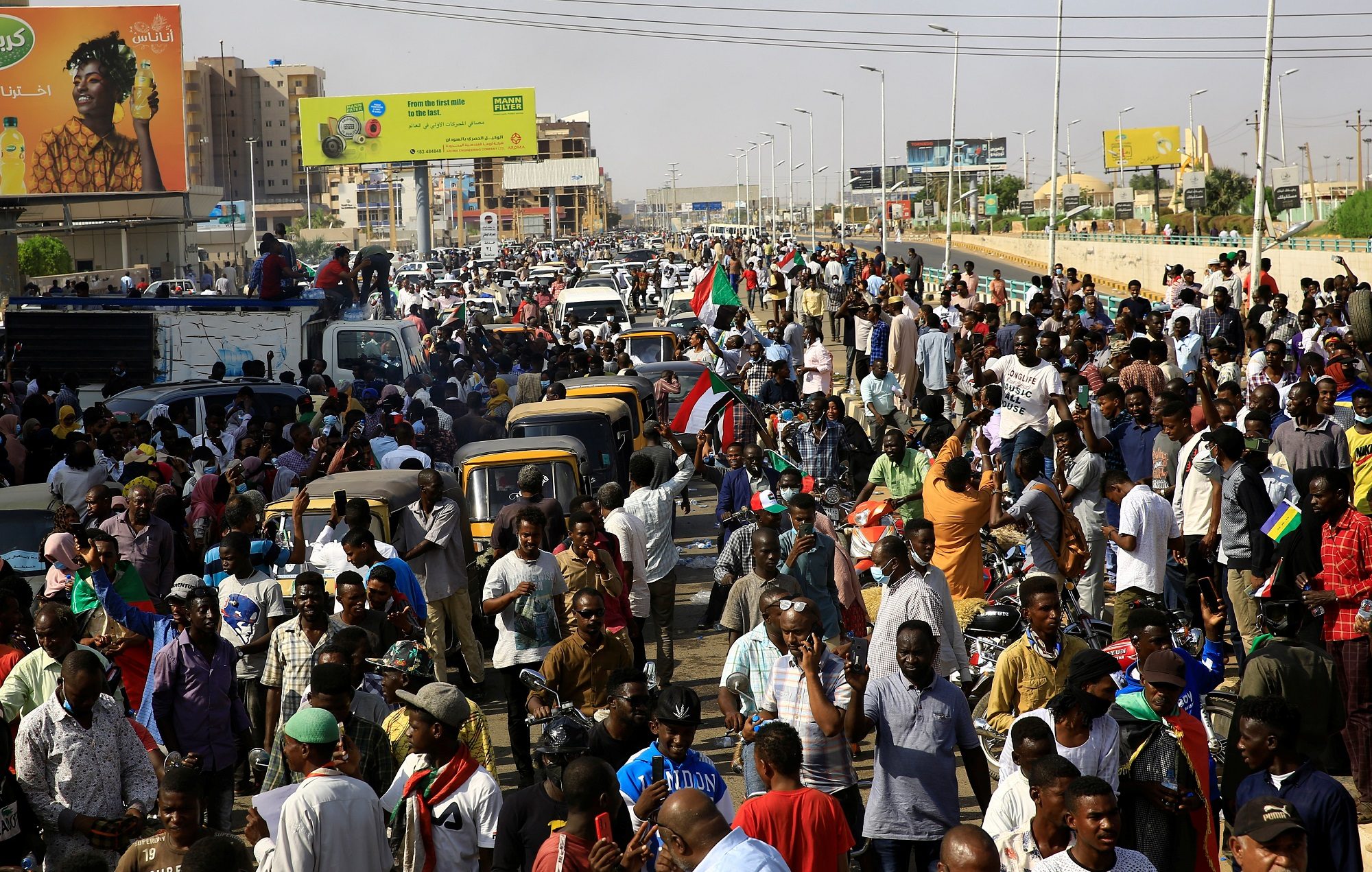 السودانيون ينزلون إلى الشوارع.. تظاهرات رافضة لاعتقال العسكر قيادات بالبلاد بينها رئيس الوزراء (فيديو)