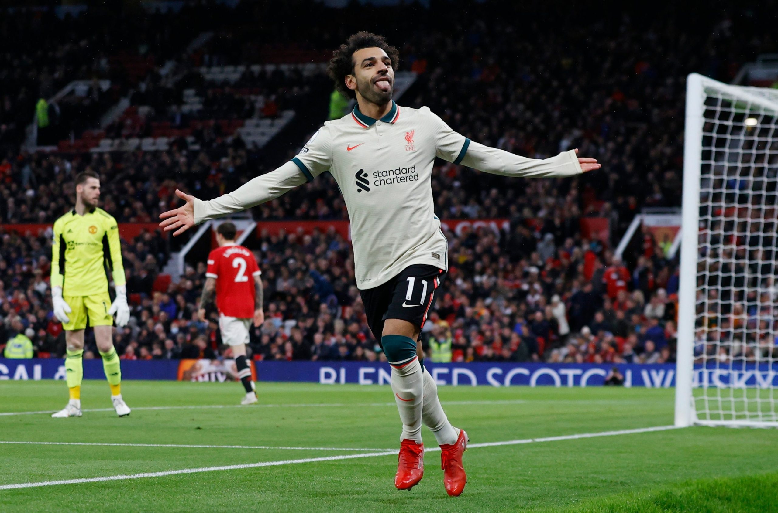 محمد صلاح سجل 3 أهداف في شباك مانشستر يونايتد (رويترز)