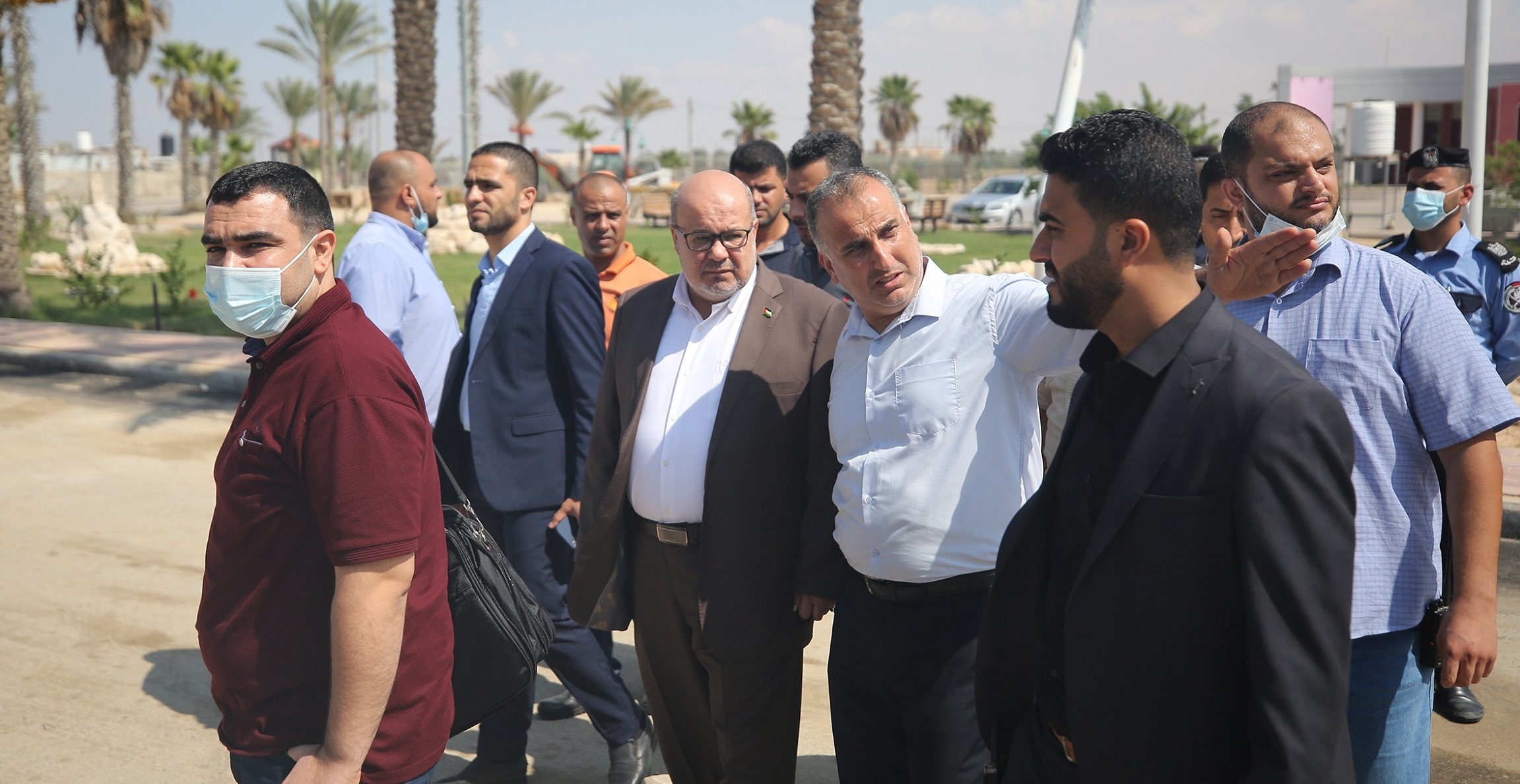 صورة لوفد حركة "حماس" في قطاع غزة أثناء توجههم إلى العاصمة المصرية القاهرة/ الأناضول