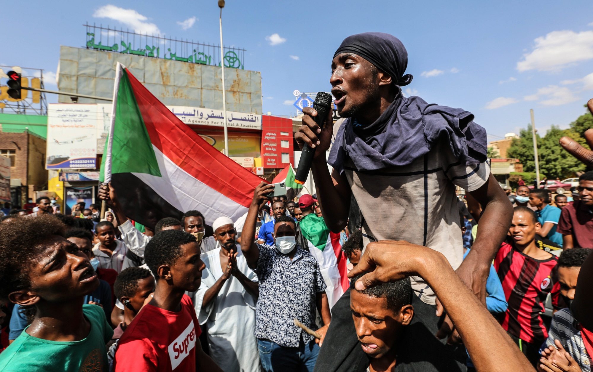 السودانيون يتظاهرون في الشوارع بالآلاف ضد “انقلاب العسكر”..  وحديث عن قتيلين بالرصاص (فيديو)