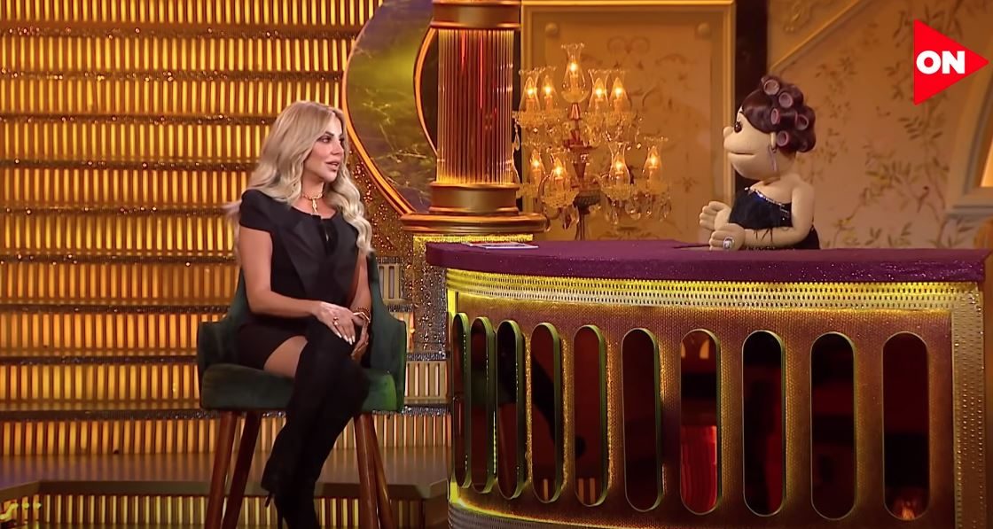 المذيعة اللبنانية رزان مغربي مع أبلة فاهيتا في برنامج "لايف من الدوبلكس" - يوتيوب فضائية ON