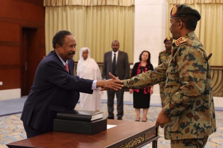 رئيس المجلس العسكري السوداني عبدالفتاح البرهان ورئيس الوزراء المقال عبدالله حمدوك، أرشيفية/ EPA