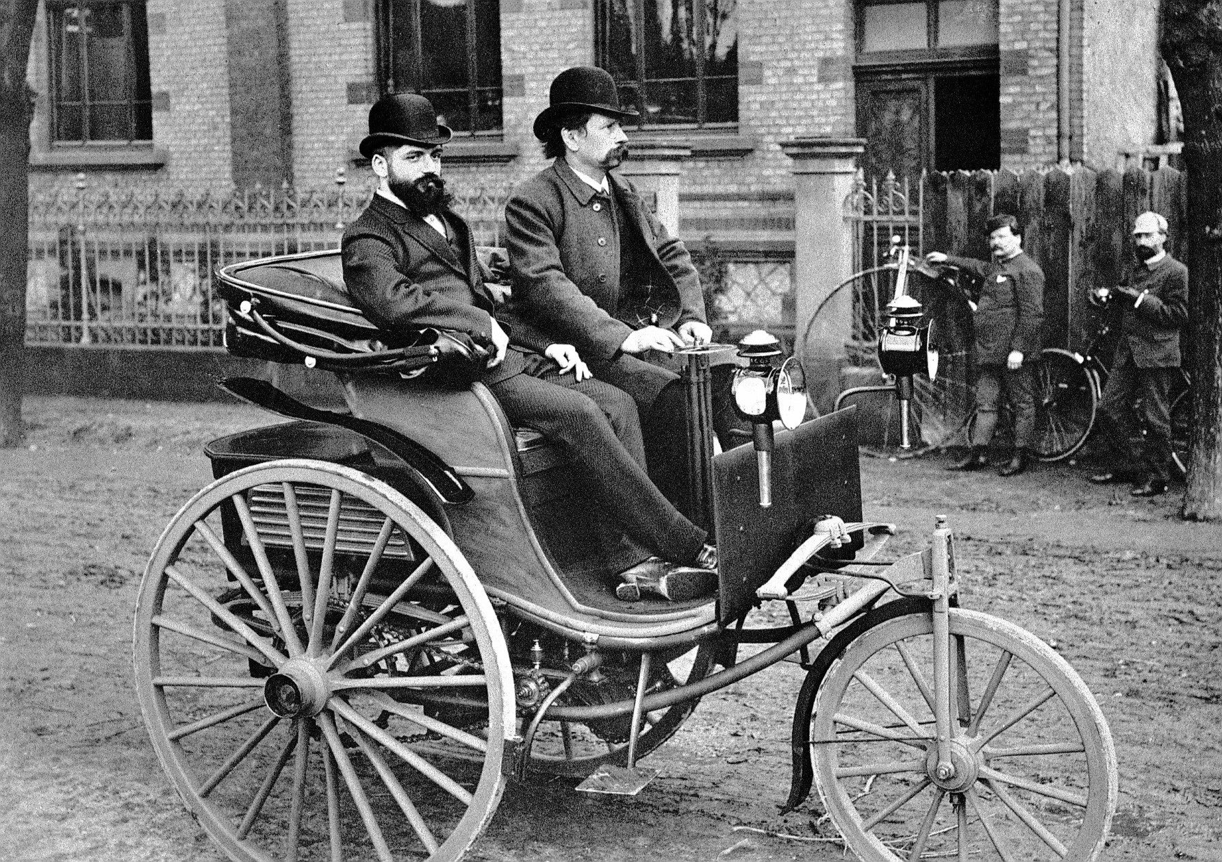 شركة Daimler الألمانية لصناعة السيارات/ اختراع السيارات.. أول سيارة كانت بـ3 عجلات وتعمل بالكهرباء