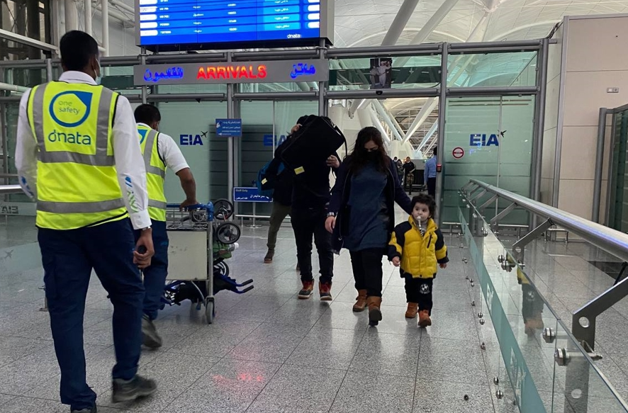 مئات اللاجئين العراقيين يصلون أربيل عائدين من الحدود البيلاروسية.. بينهم نساء وأطفال والحسرة تملأ وجوههم (صور)