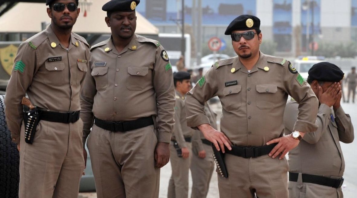 سعوديين يعتدون على عمال في مطعم السعودية