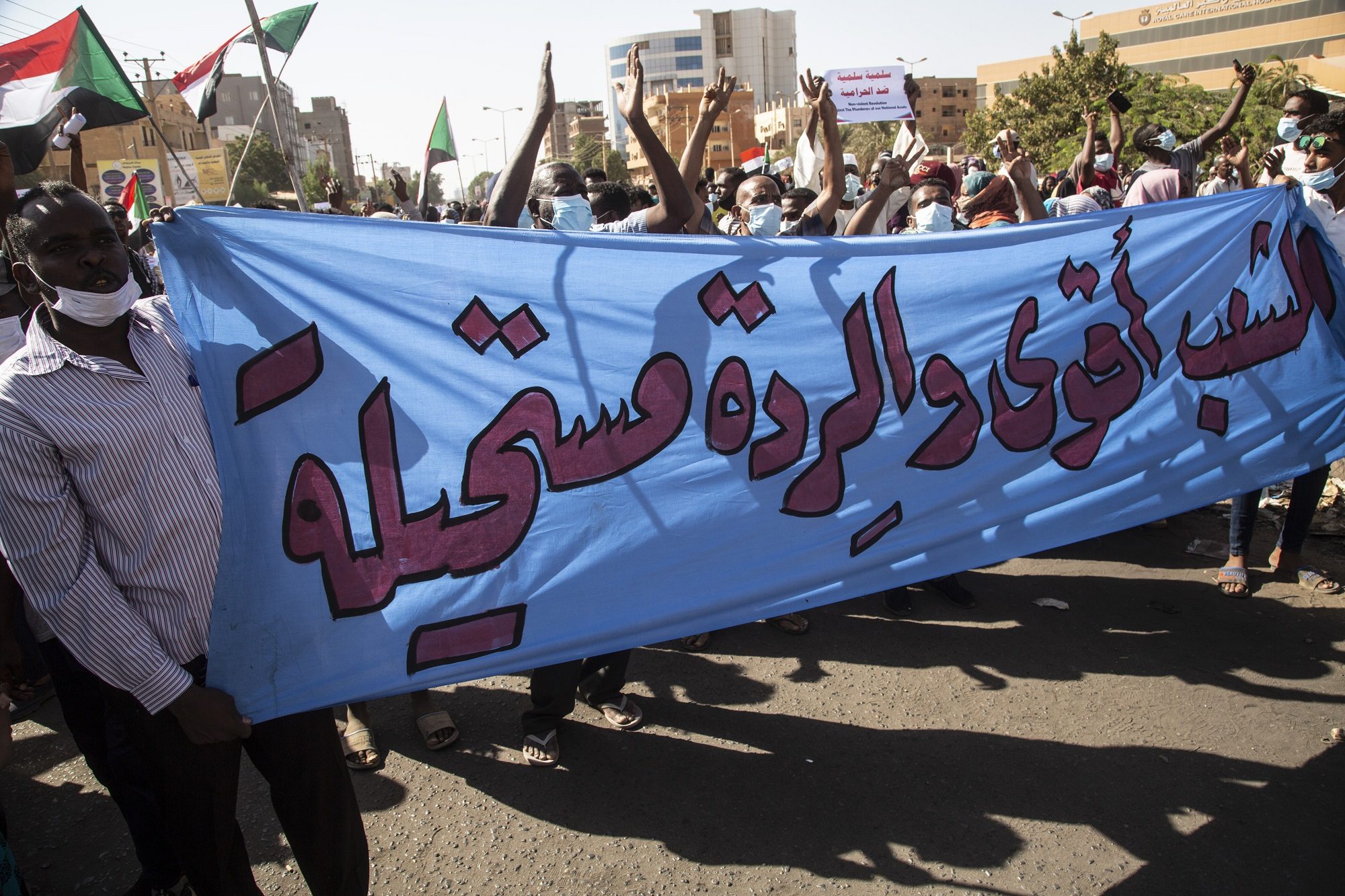“أكثر الأيام دمويةً” منذ إجراءات البرهان.. 15 قتيلاً وعشرات الجرحى في قمع عنيف للمحتجين بالسودان