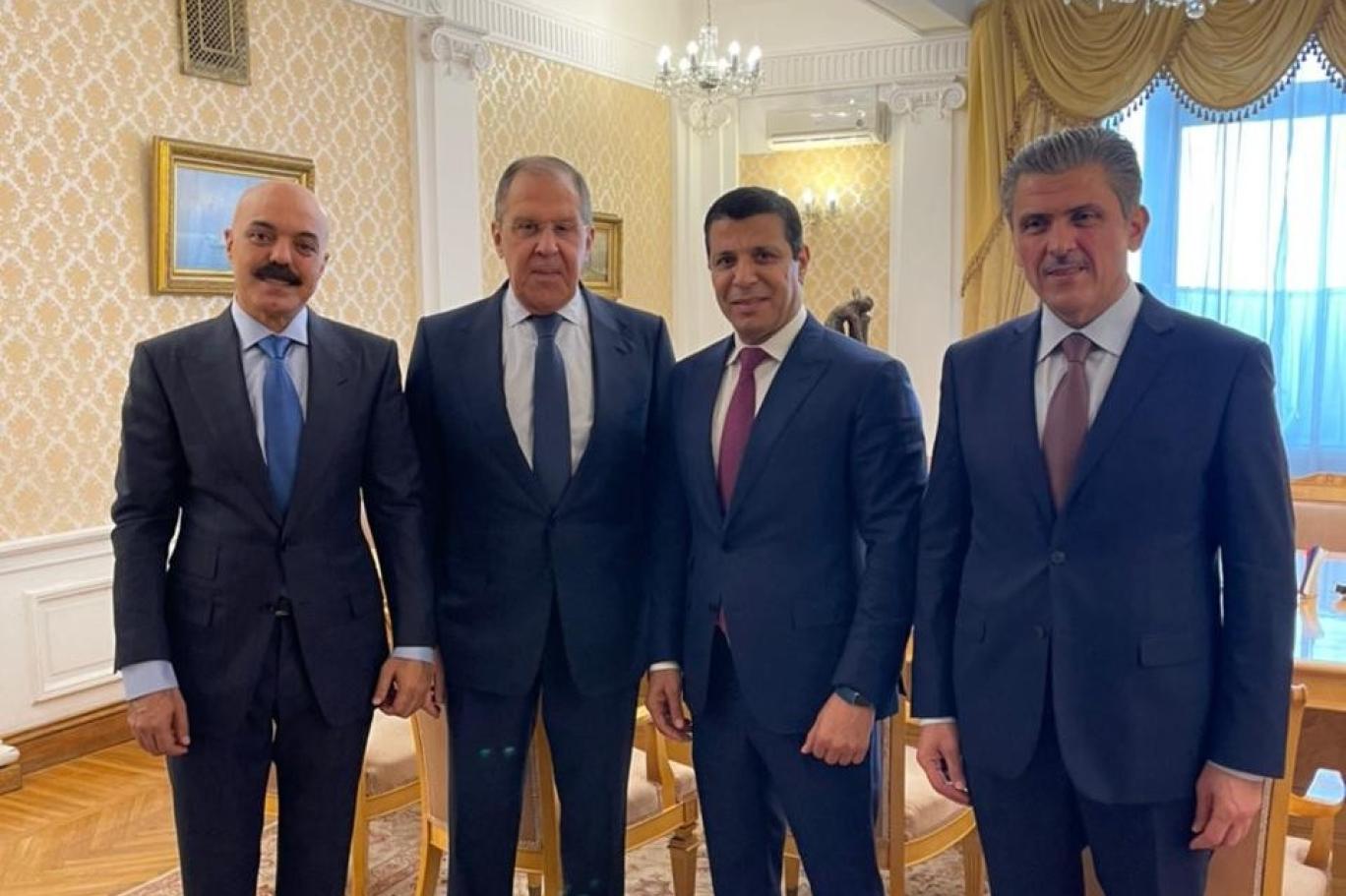 خلافات “فتح” على طاولة الروس.. هل تنجح موسكو بالضغط على عباس لإعادة دحلان إلى حركته؟