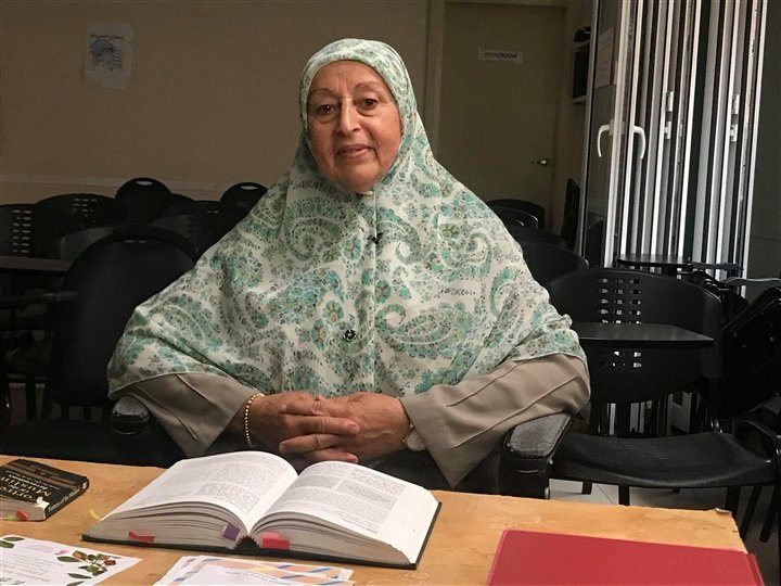 مصرية تفوز بجائزة “الشخصية الأسترالية” لعام 2022.. العنصرية ضد حجابها دفعتها لدعم النساء المسلمات