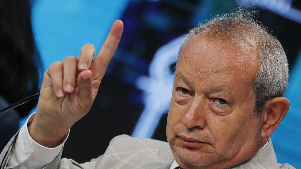 ينتقد الدولة ويريد أن يلاعبها بشروطه.. هل يرضخ ساويرس للنظام أم أن “دعمه الأمريكي غير المحدود” وراءه