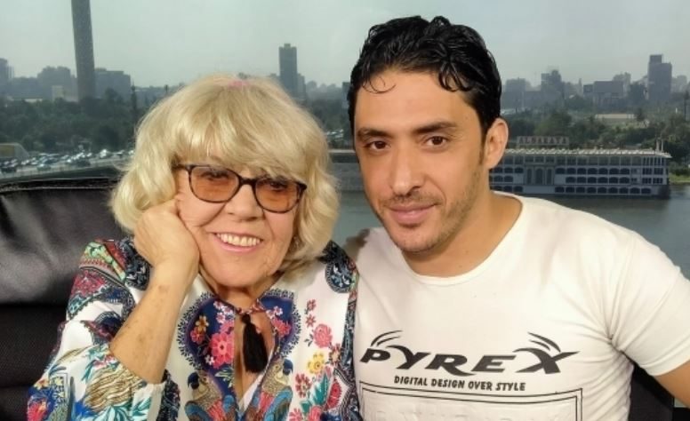 عجوز بريطانية تلتقي زوجها المصري بعد فراق لمدة عام.. “كورونا” حال بينهما واكتسبا شهرة واسعة