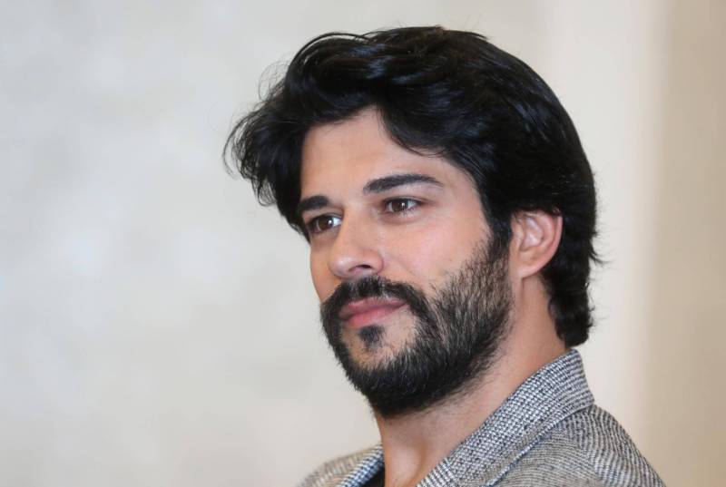 العاملون في المسلسل يقاضونه.. “بوراك أوزيجيفت” بطل مسلسل “قيامة عثمان” يواجه خطر الحبس لمدة 4 سنوات