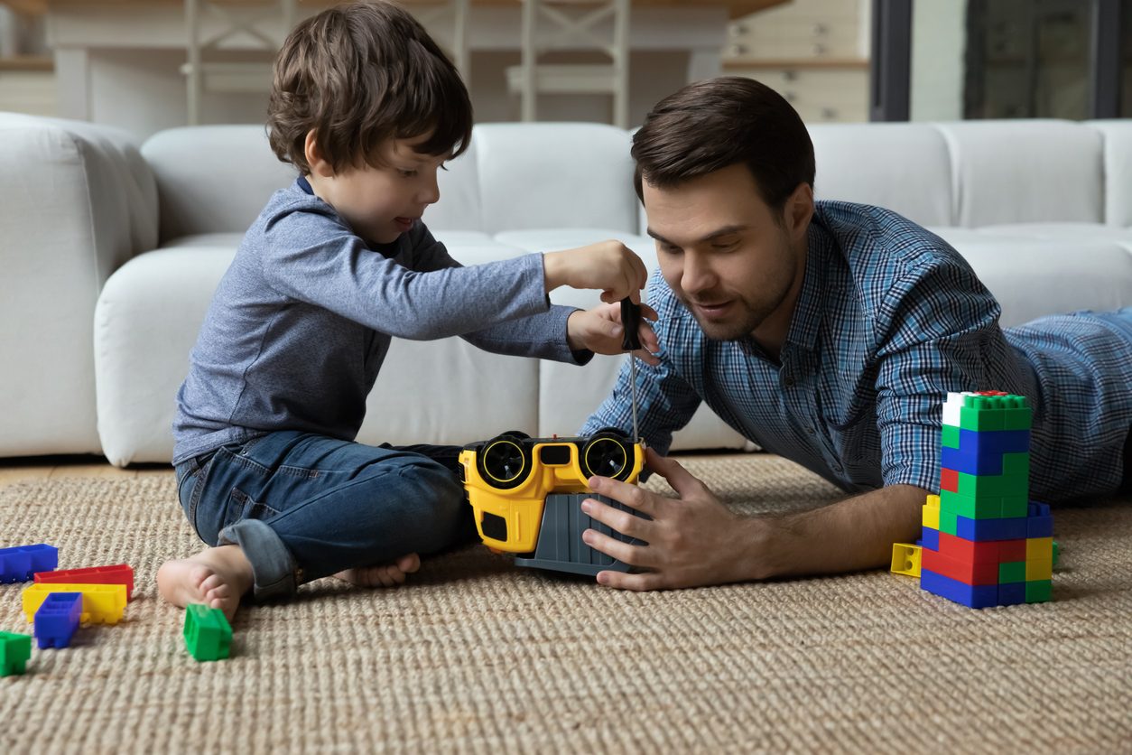 طفل صغير يحب فك وربط الأشياء، بصحبة والده، مما ينبئ بوجود موهبة لديه/ Istock