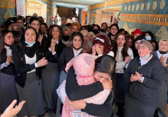 جامعة عراقية تستقبل بحفاوةٍ “الأميرة مريم”.. الحسناء التي شوه رجلٌ وجهها بعد أن رفضت الزواج به (فيديو)