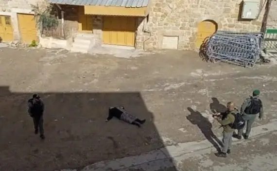 الجيش الإسرائيلي يعتدي بـ”قسوة” على سيدة فلسطينية في الخليل ويعتقلها.. زعم قيامها بعملية طعن! (فيديو)