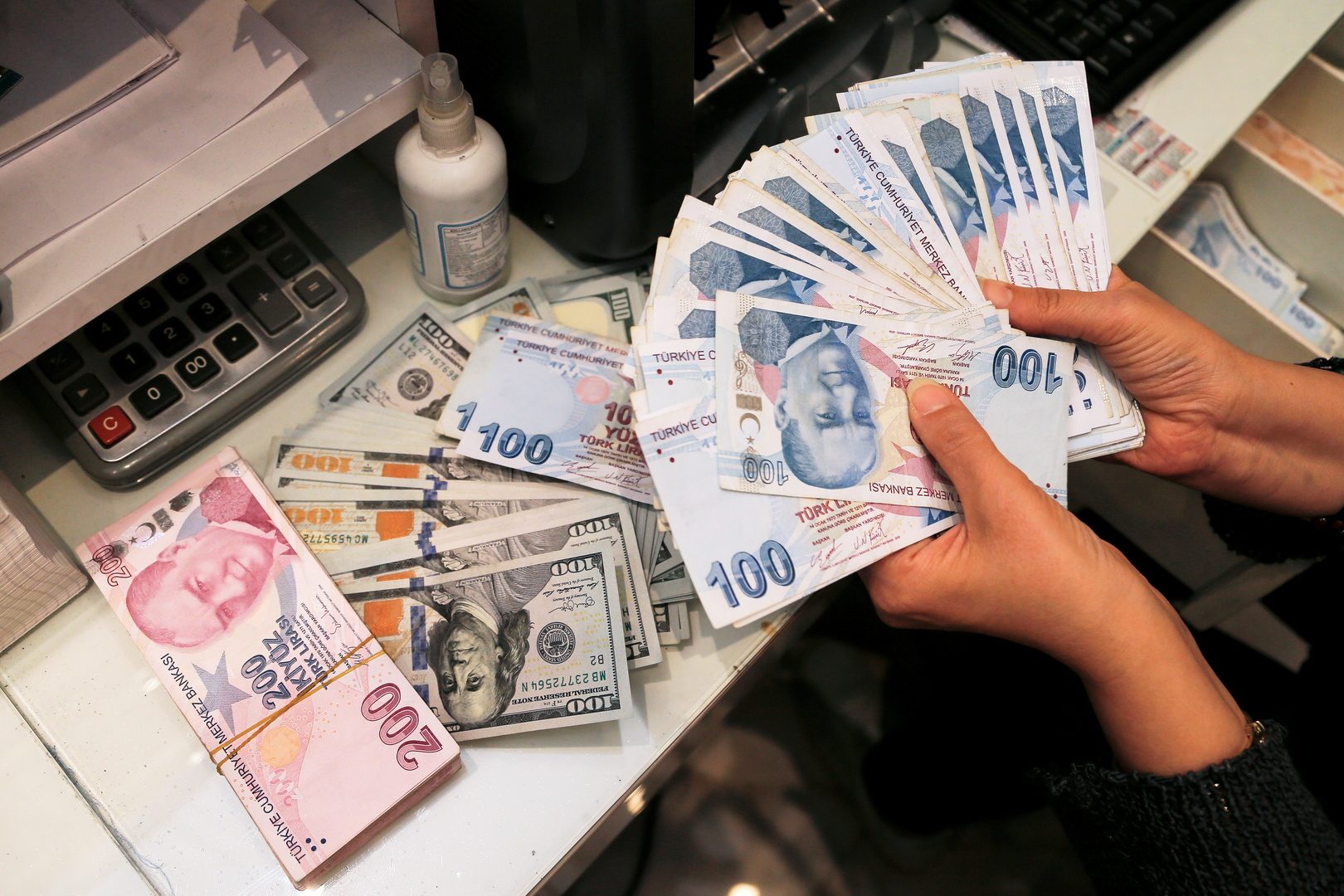 لماذا انهارت الليرة أمام الدولار ثم ارتفعت فجأة؟ اقتصاديون أتراك يكشفون السر