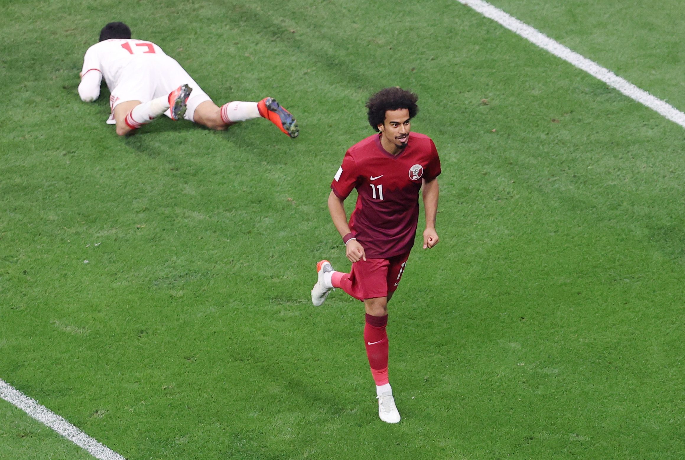 منتخب قطر ضرب بقوة خلال الشوط الأول لمباراته مع الإمارات (رويترز)