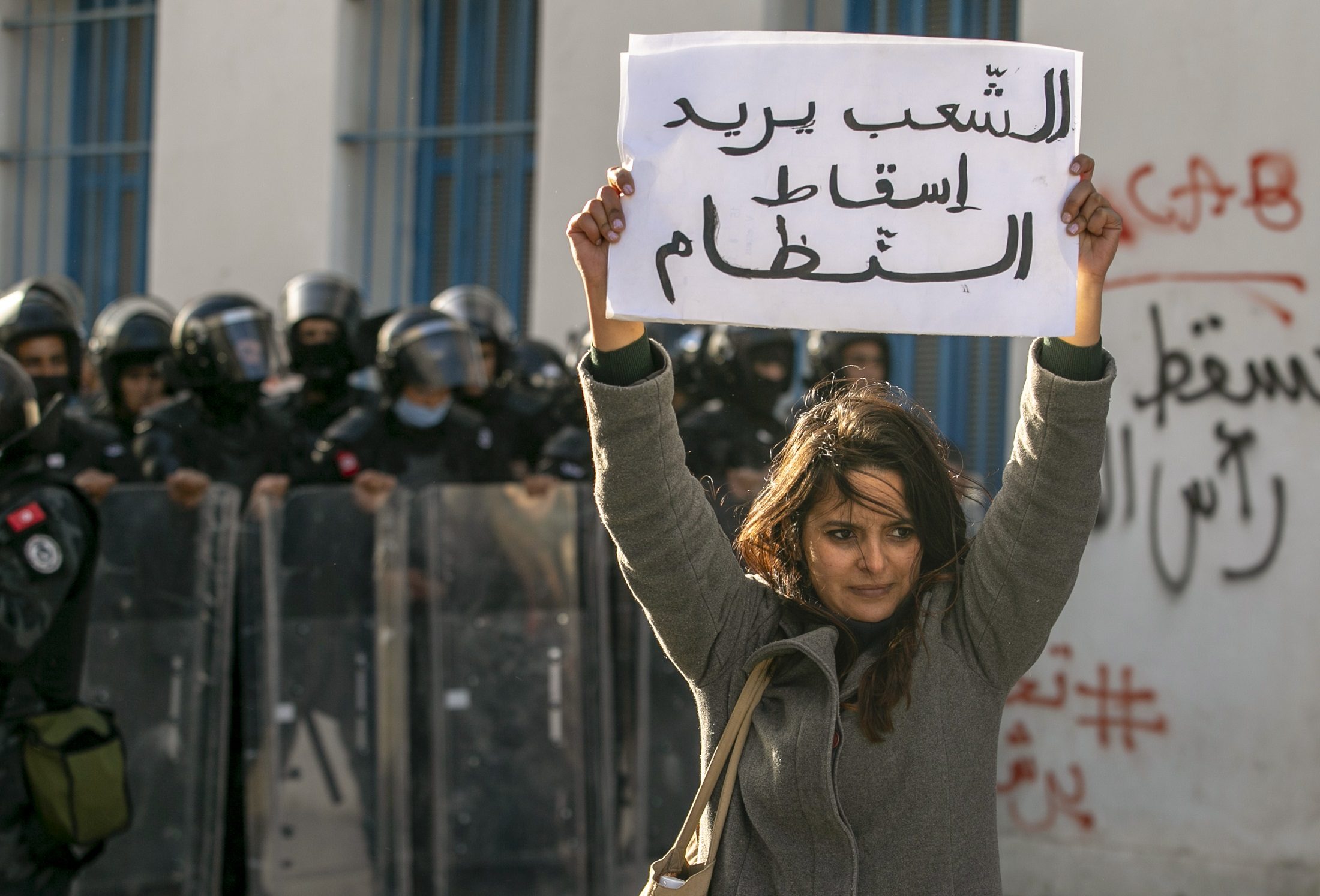 “مواطنون ضد الانقلاب” تعلّق اعتصامها مؤقتاً وسط العاصمة التونسية.. المتظاهرون تعرضوا لقمع وتهديد أمني