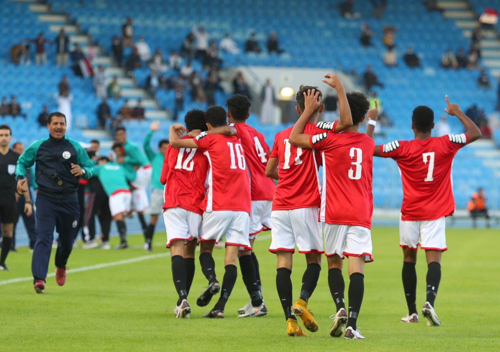 لؤي عثمان صفع لاعب منتخب اليمن للناشيئن - الشبكات الإجتماعية